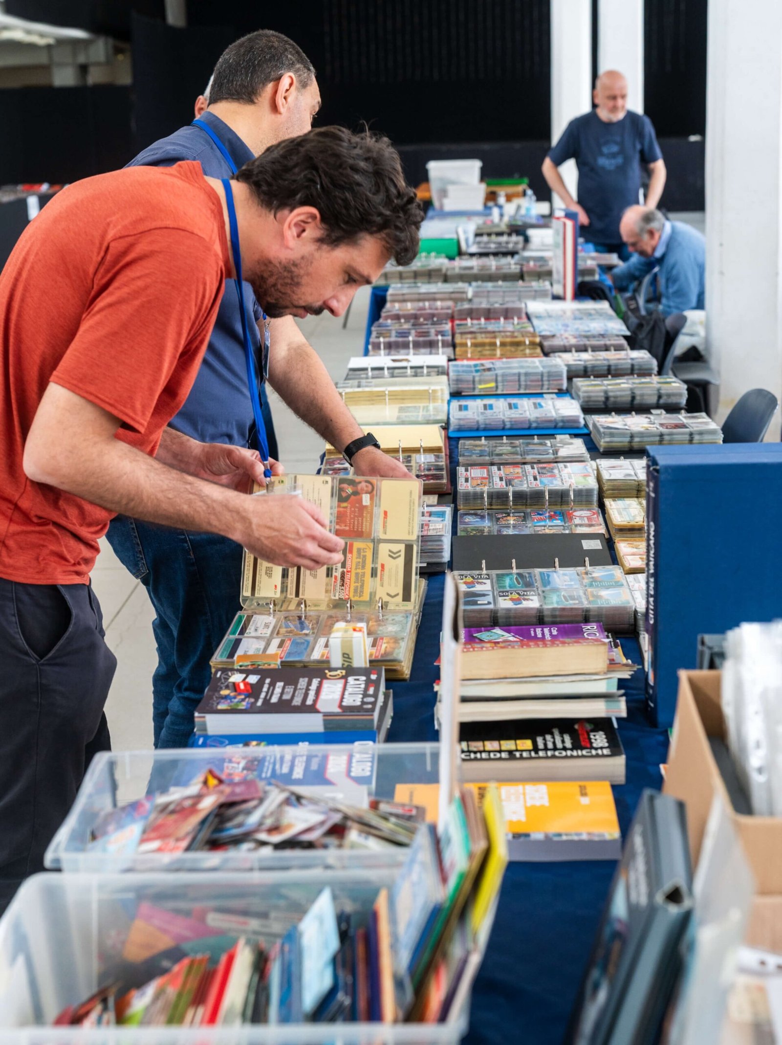 Collectionneur de télécartes parcourant les collections internationales au Salon PIM 2026 – Phonecards International Meeting organisée par le Worldwide Phonecards Collectors Club