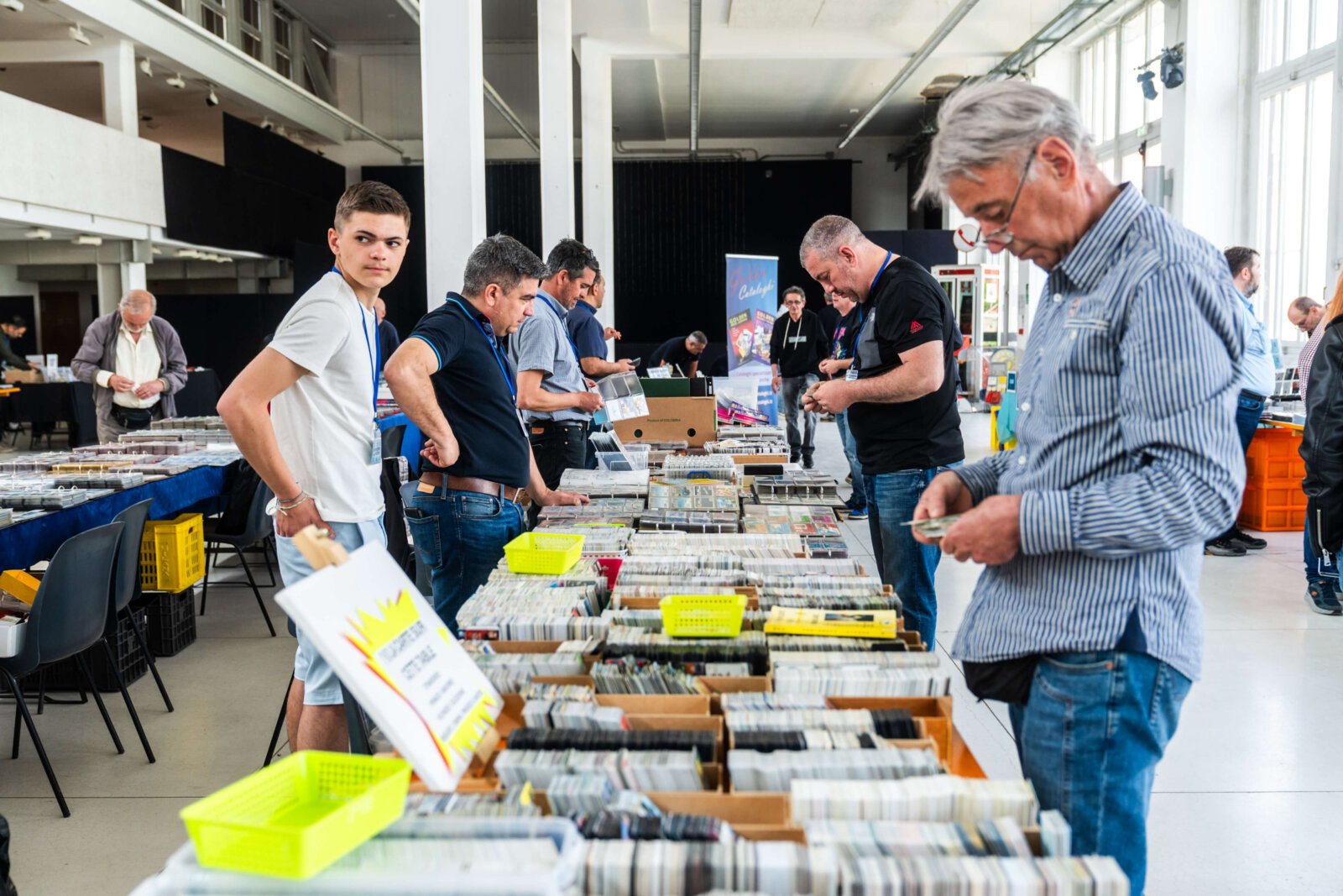Collectionneurs du WPC Club dans le hall d'exposition du PIM – Phonecards International Meeting, Grugliasco Turin Italie