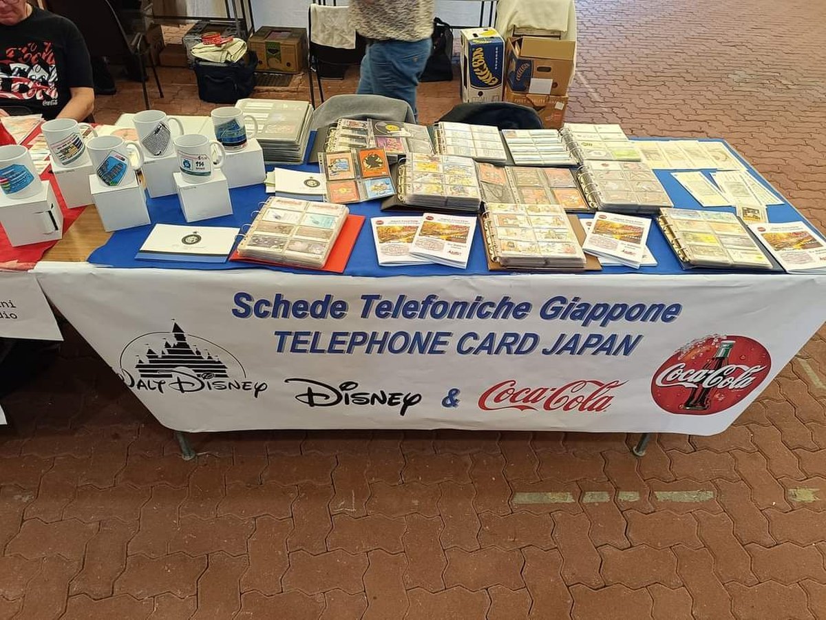 Table d'exposition de télécartes à thème Disney et Coca-Cola venues du Japon
