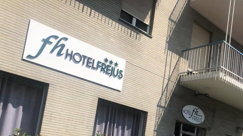 Facciata dell'Hotel Frejus 3 stelle a Collegno – hotel PIM convenzionato con accordi esclusivi per i visitatori del Phonecards International Meeting