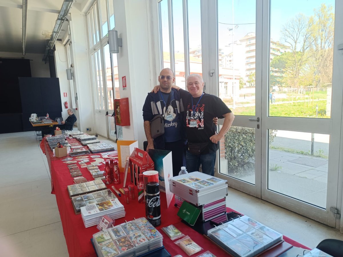Claudio et Giuseppe à leur stand de télécartes Disney et Coca-Cola au PIM