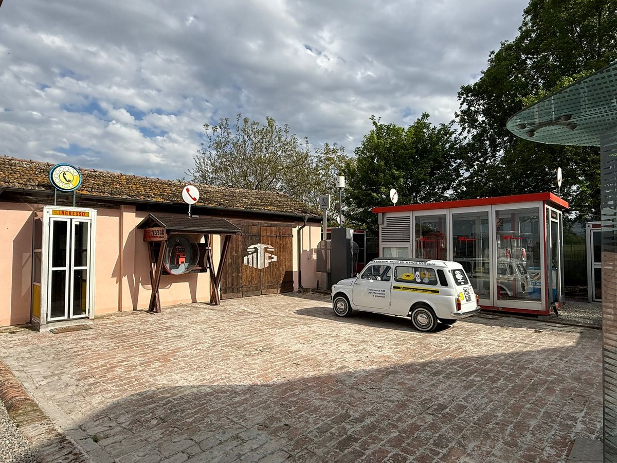 Extérieur du Museo Telefonia Pubblica avec fourgon vintage du service téléphonique, Alberi