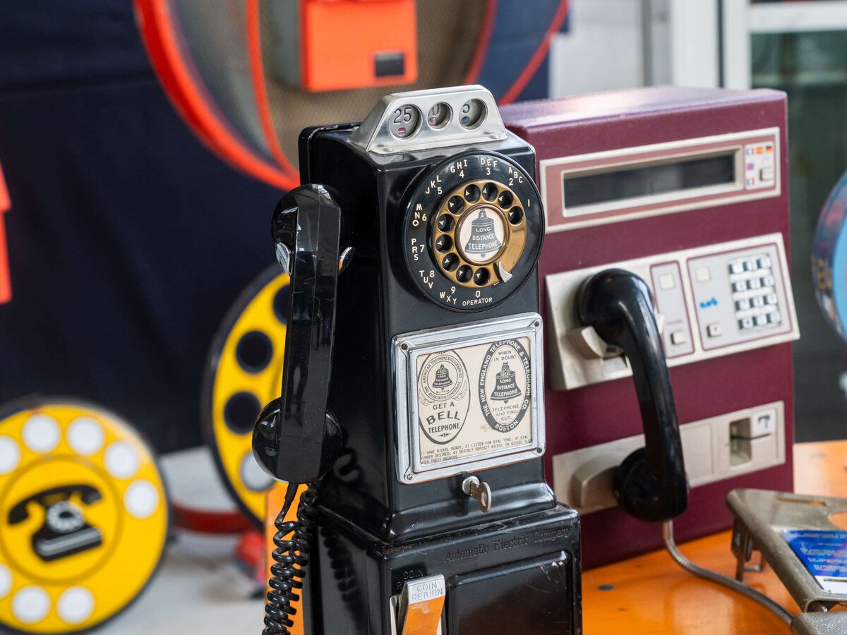 Téléphone public Bell américain ancien de la collection du Museo Telefonia Pubblica, exposé au PIM.