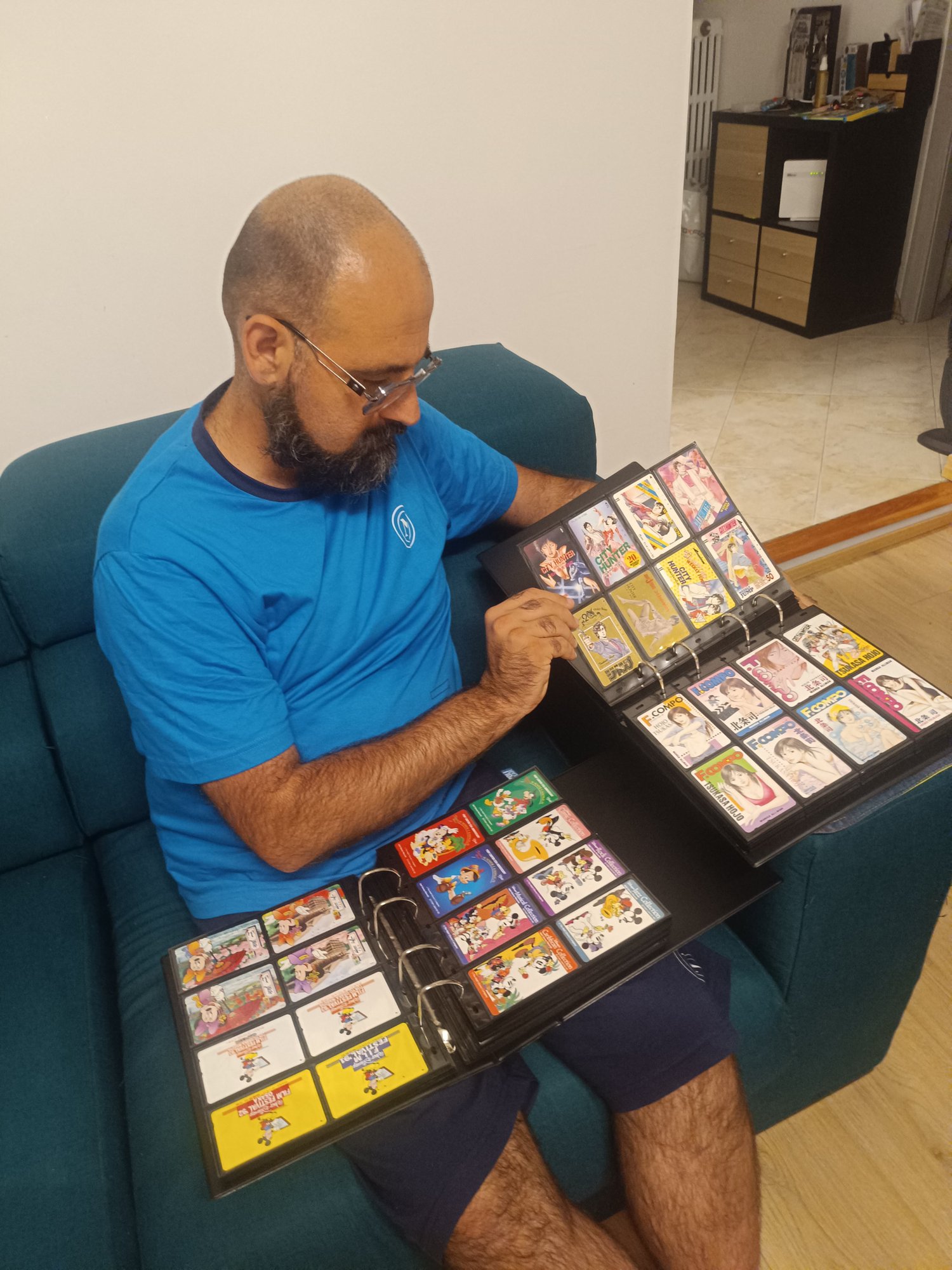 Giuseppe Perrotti browsing an album of Japanese City Hunter and F.Compo phonecards